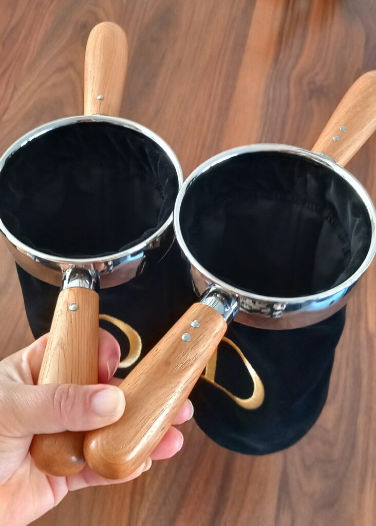 Collectezakken met spijkertjes in het handvat, waardoor slechtzienden de collecte kunnen voelen.
