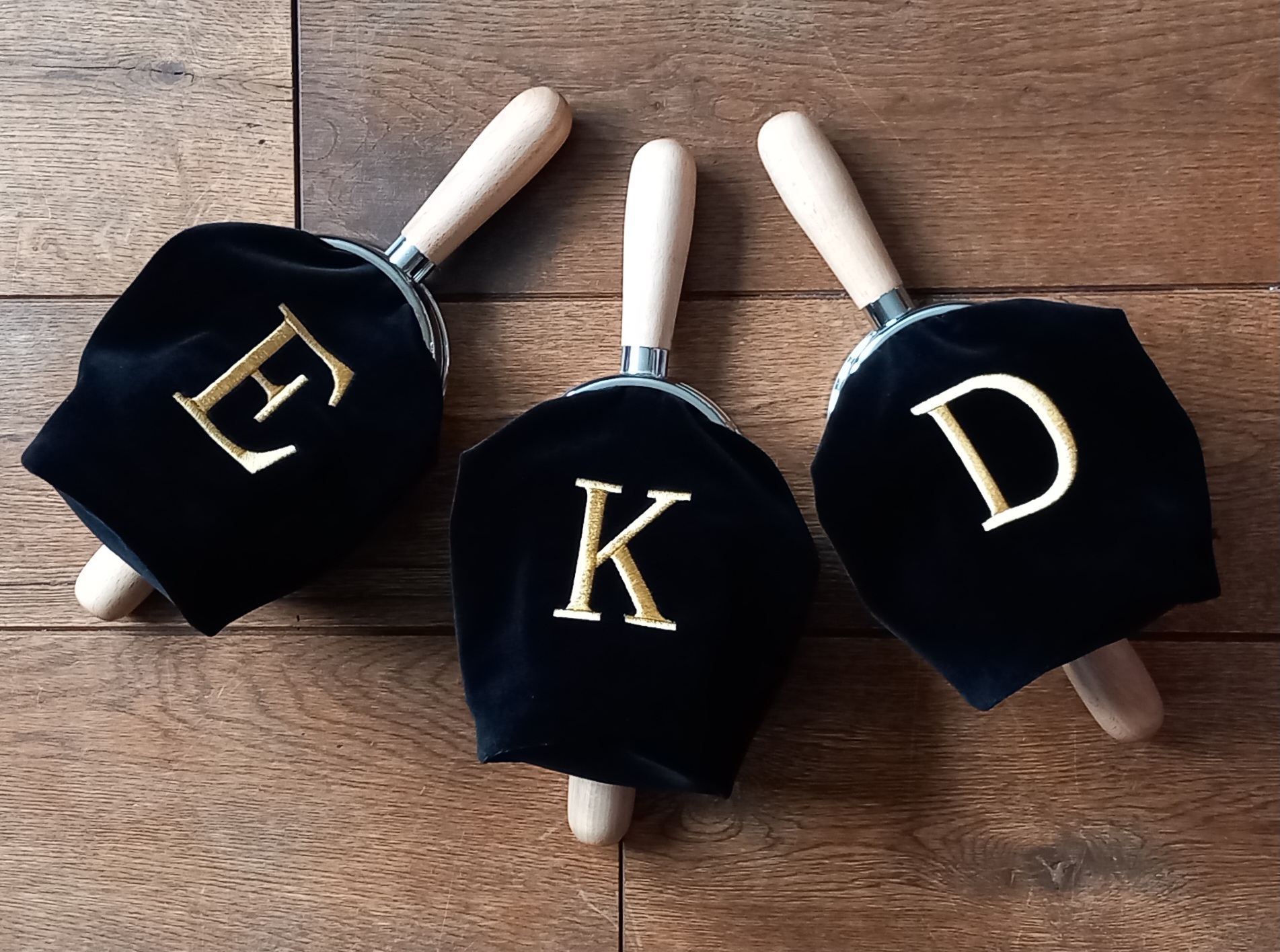 Drie collectezakken met twee beuken houten handgrepen.