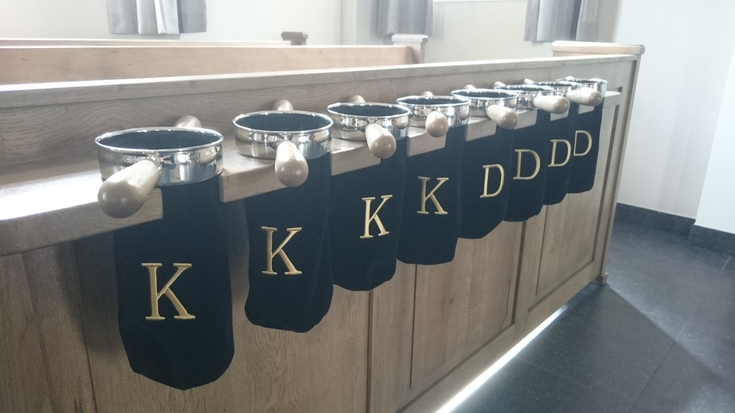 Collectezakken met één, twee of drie handgrepen kunt u kopen bij Meubelmakerij Meijer v.o.f. in Veenendaal.